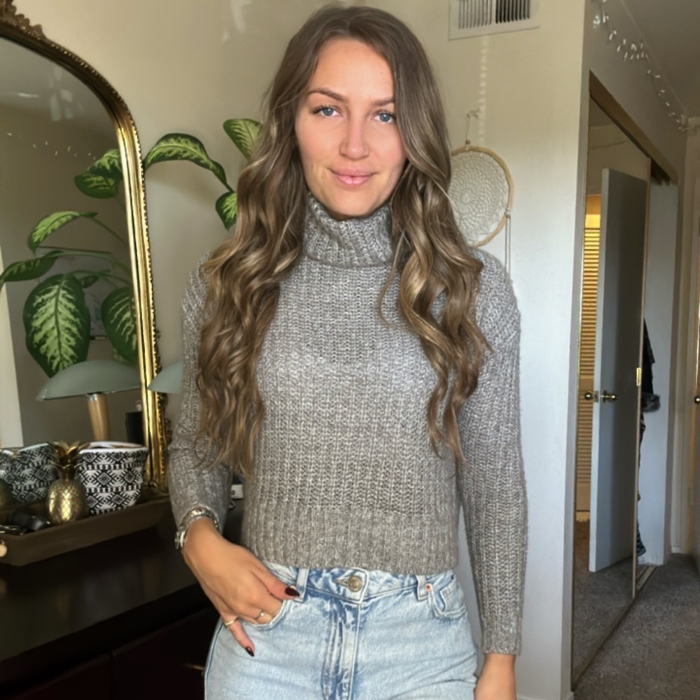 Gray turtle neck cropped sweater small